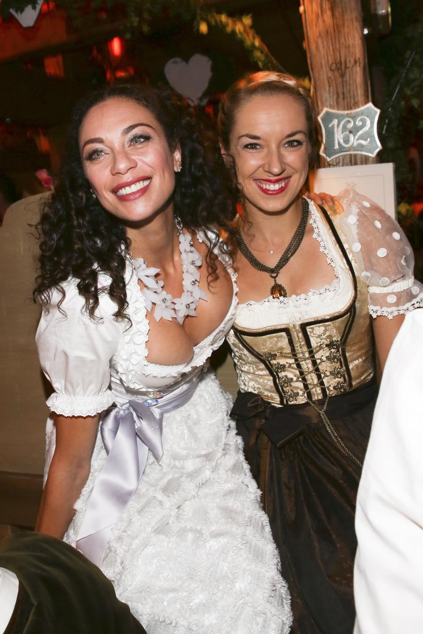 Lilly Becker - hier mit Tennis-Spielerin Sabine Lisicki - und ihr Mann Boris gehören zu den Stammgästen auf dem Oktoberfest.