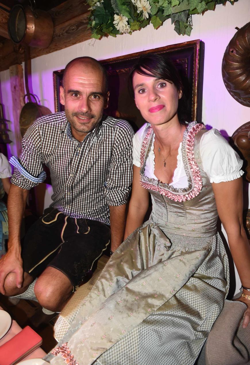 Ließ sich die Wiesn-Gaudi nicht entgehen: FC-Bayern-Trainer Pep Guardiola mit Ehefrau Cristina Serra