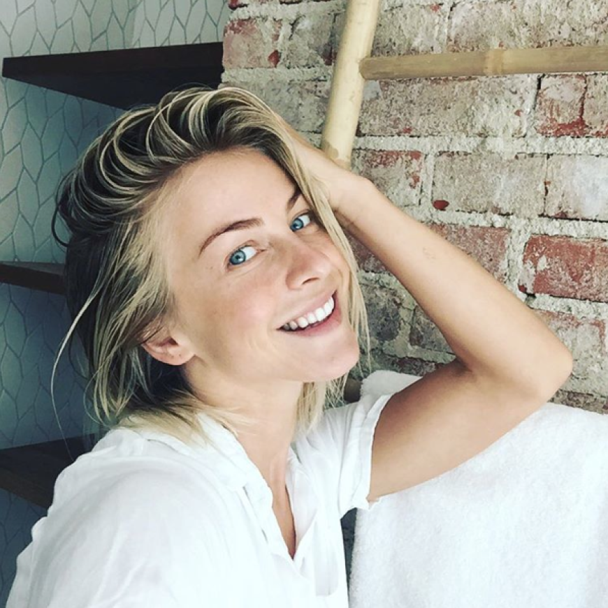 Auch frisch aus der Dusche und ohne Make-up sieht Schauspielerin Julianne Hough einfach klasse aus.