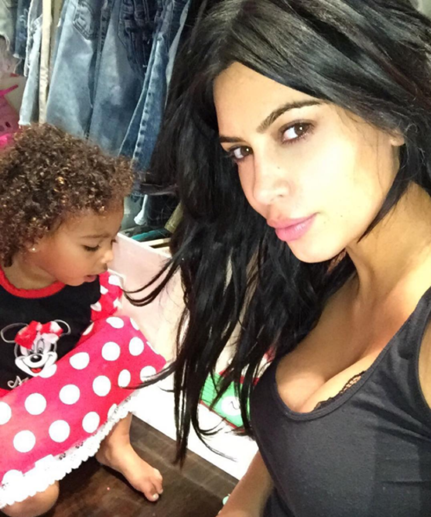 North West zeigt an der Seite von Mama Kim Kardashian nach dem Aufstehen ihren ganz natürlich Look - Afro und Minnie Mouse-Shirt. Supersüß!