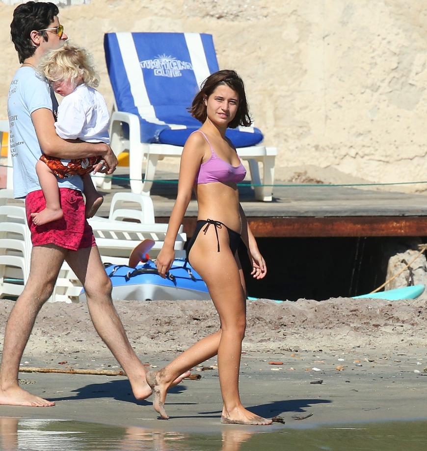 Thomas Cohen mit seinem Sohn und Tiger Lily am Strand in Südfrankreich.