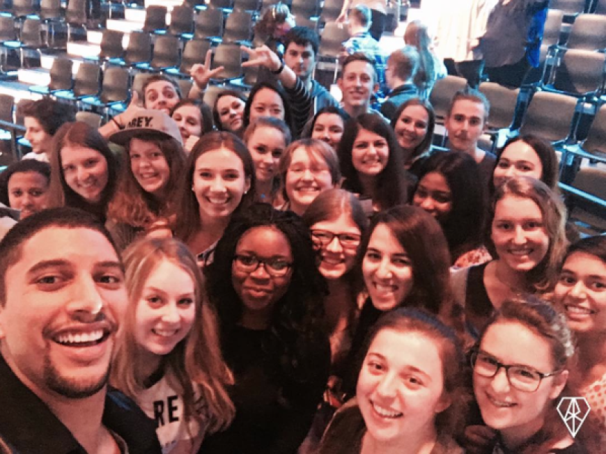 Mit diesem Gruppen-Selfie hat Andreas Bourani gleich einen ganzen Haufen von Fans glücklich gemacht.