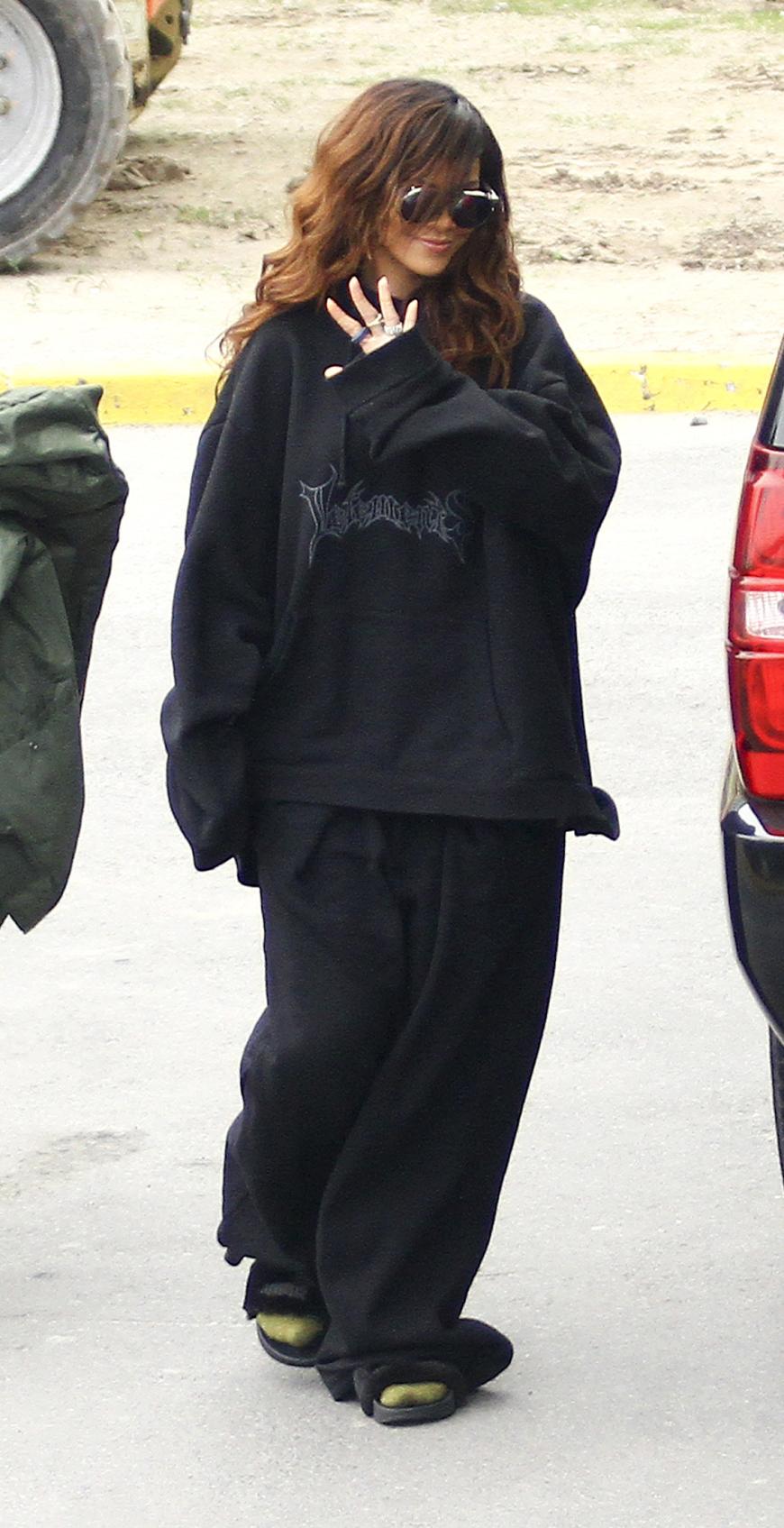 Im beqemen Schluffi-Look reist Rihanna aus Chile ab. Schön ist das Outfit nicht, aber darum geht es im Flieger ja auch nicht...