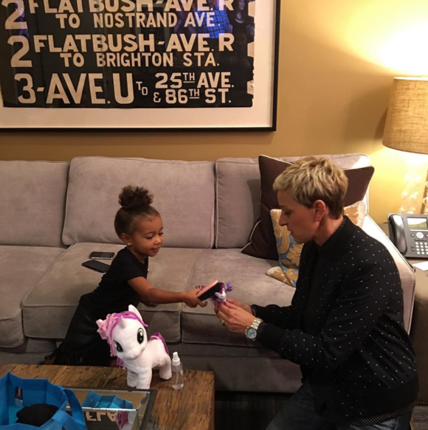 Das ist ein Leben! North West tobt im Backstage-Bereich bei der