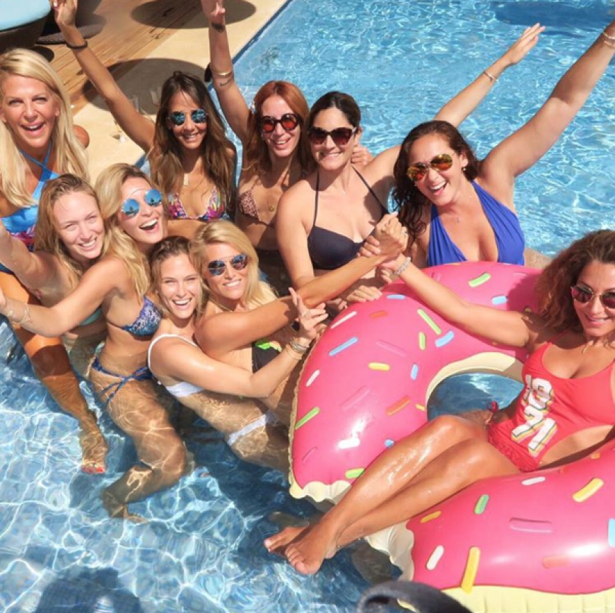 Pool-Party! Bar Refaeli geht mit ihren Mädels planschen.