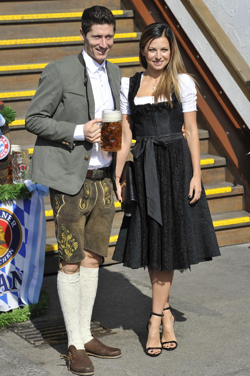 Ein bisschen nach Beerdigung sah das komplett schwarze Dirndl von Robert Lewandowskis Freundin Anna Stachurska aus. Auch Riemchen-Stilettos gehören nicht unbedingt auf die Wiesn.