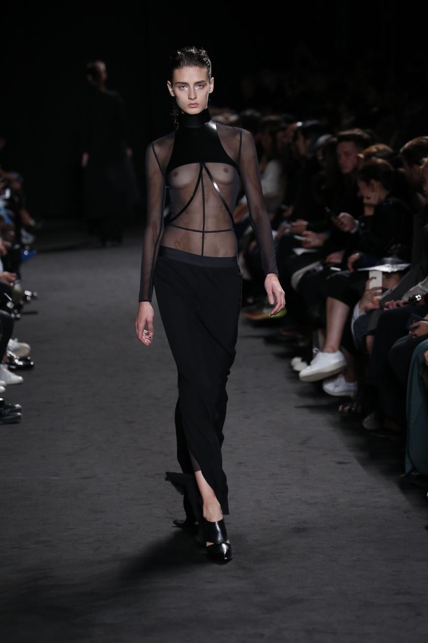 Bei der Show von Ann Demeulemeester bei der Paris Fashion Week gab es ziemlich sexy Einblicke.
