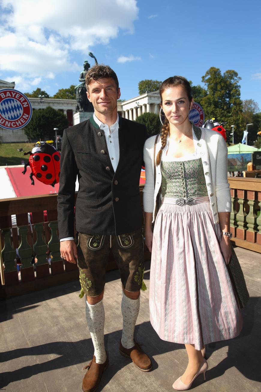 So geht's: Spielerfrau Lisa Müller in einem zauberhaften Dirndl in Knielänge mit geknöpftem Mieder und süßem Janker.