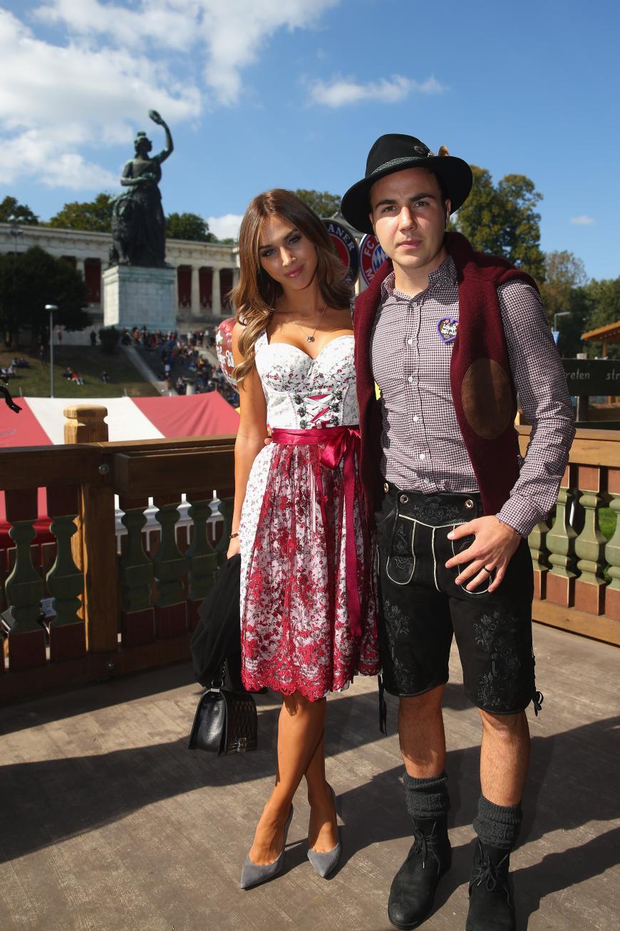 Sexy Madl: Ann-Kathrin Brömmel begleitete ihren Liebsten Mario Götze in einem aufwändigen Dirndl mit bordeauxroter Schürze.
