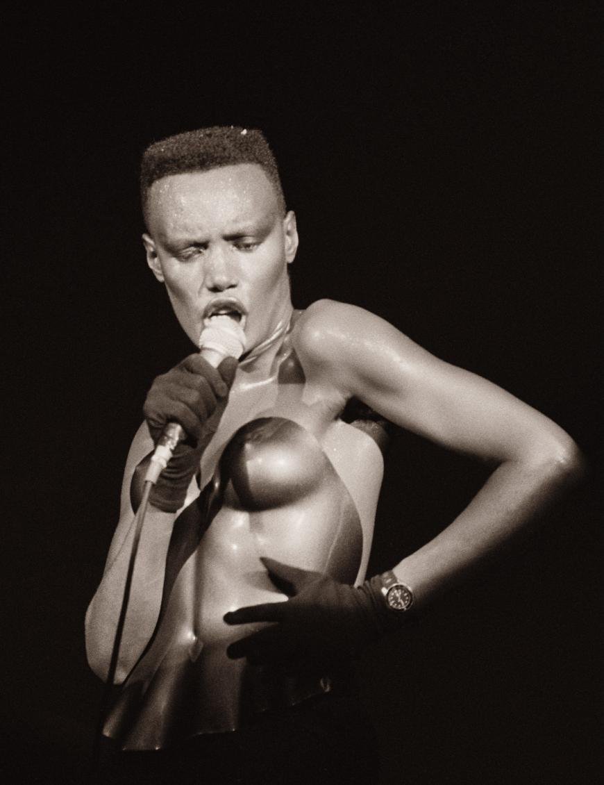 Grace Jones wurde durch ihr Spiel mit den Geschlechterrollen zum Idol der Schwulenszene.