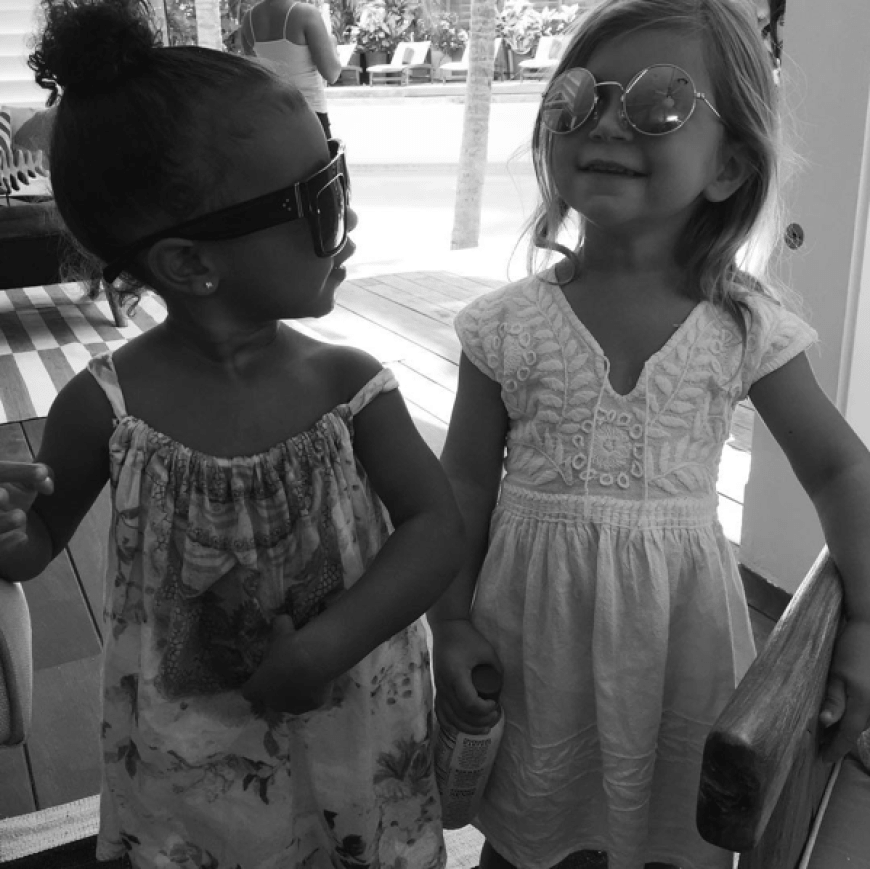 North West und ihre Cousine Penelope haben den Durchblick mit den Designer-Sonnenbrillen ihrer Mamas.