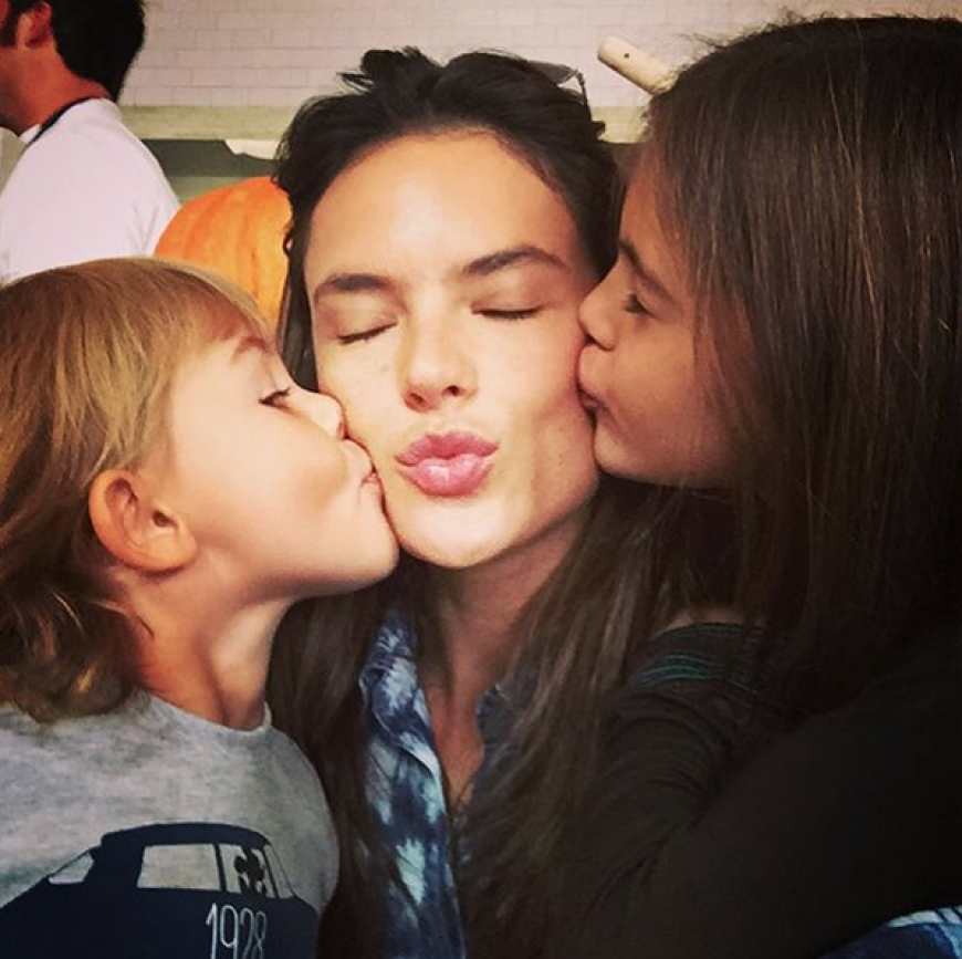 Aww! Alessandra Ambrosio schmust mit ihren süßen Kids.