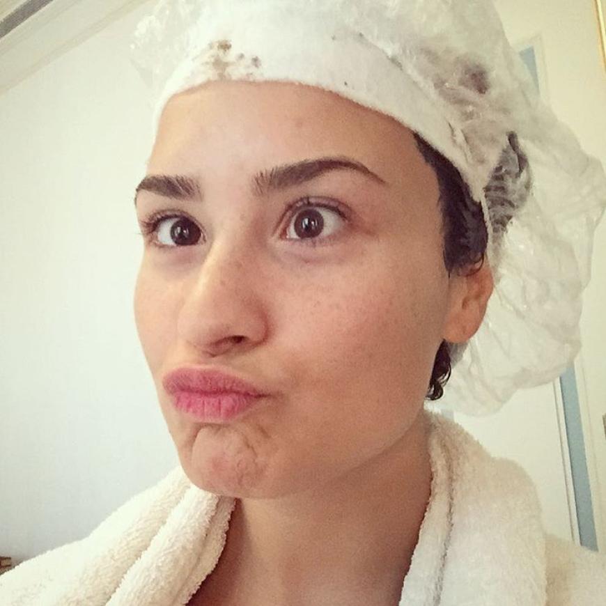 Mut zur Hässlichkeit: Demi Lovato kann sich ungeschminkt sehen lassen, den Schiel-Blick sollte sie dabei allerdings weg lassen!