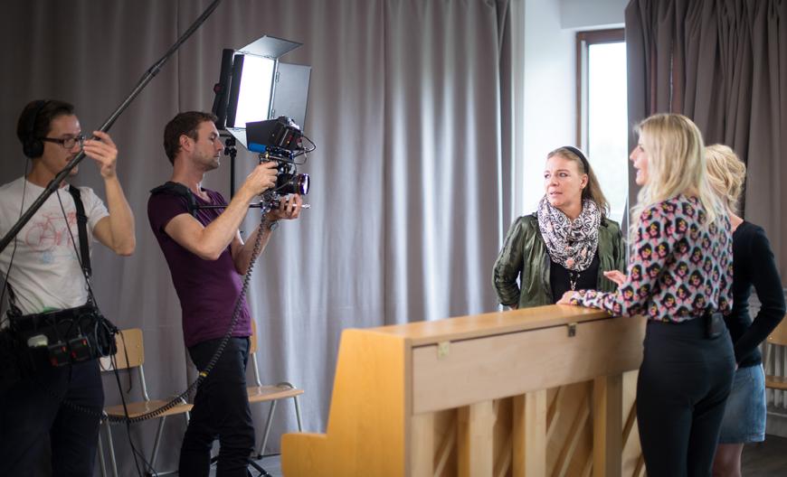 Behind the Scenes: Das Team von INfashion dreht diesmal in der Stage School Hamburg.