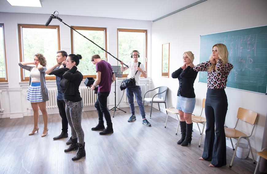 Natürlich lassen es sich Natalie und Tanja auch nicht nehmen, beim Vocal Coaching mitzumachen.