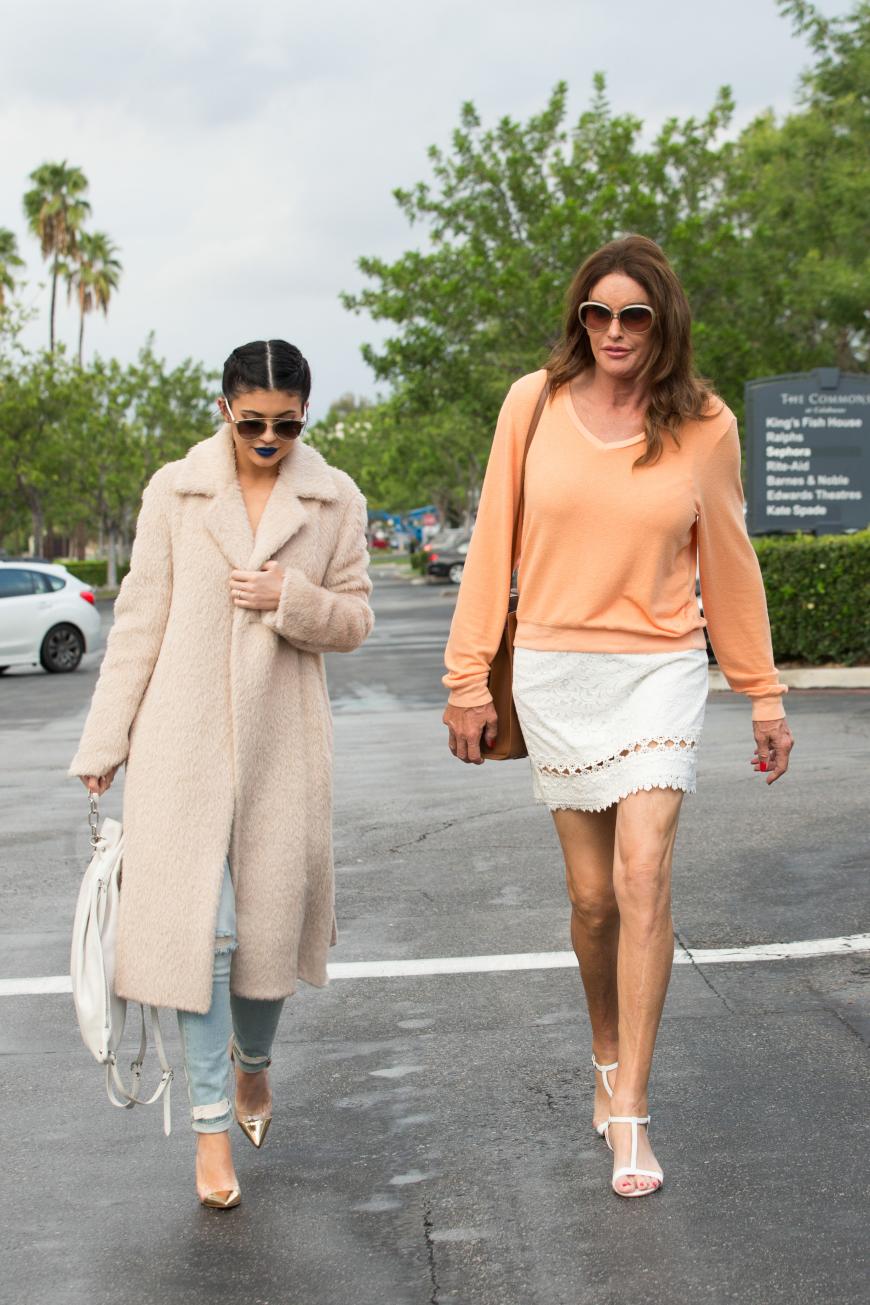 Zum Sushi-Date mit Tochter Kylie Jenner trägt Caitlyn einen pfirsichfarbenen V-Neck-Feinstrickpullover zu einem weißen Rock mit neckischer Lochspitze.