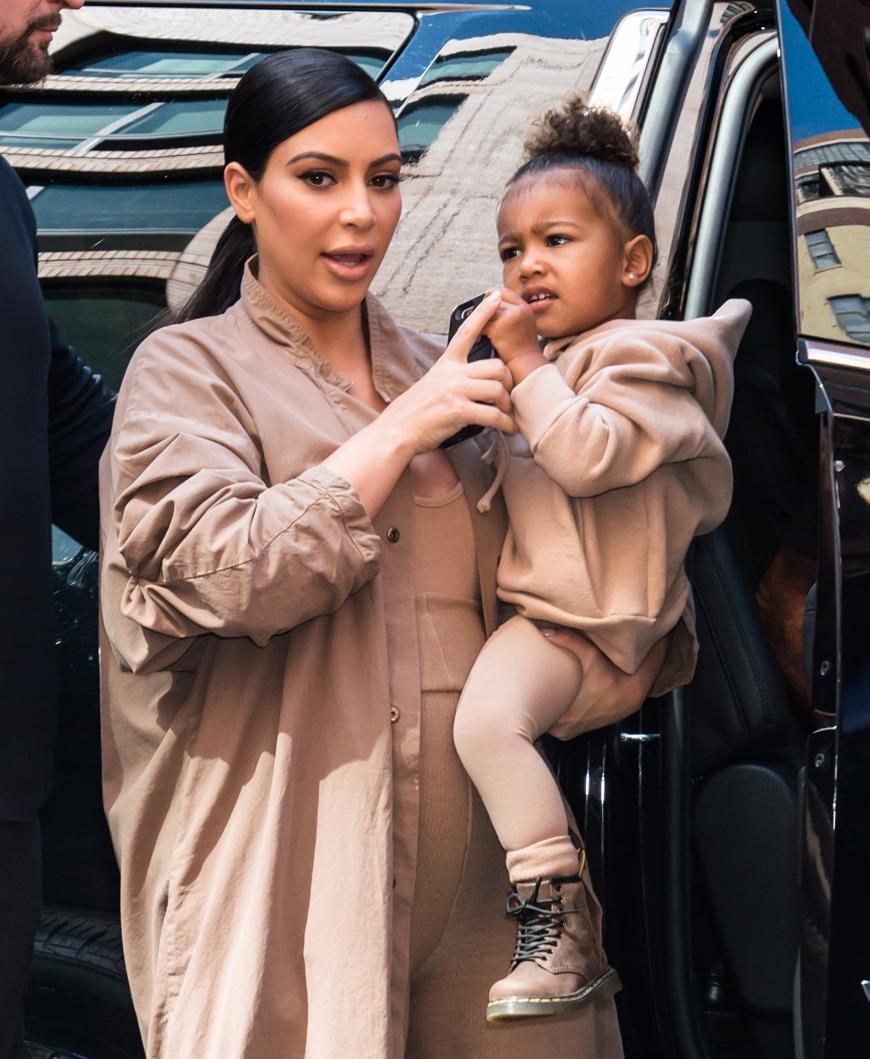 Kim Kardashian und Kanye West sind bereits Eltern der zweijährigen North West.