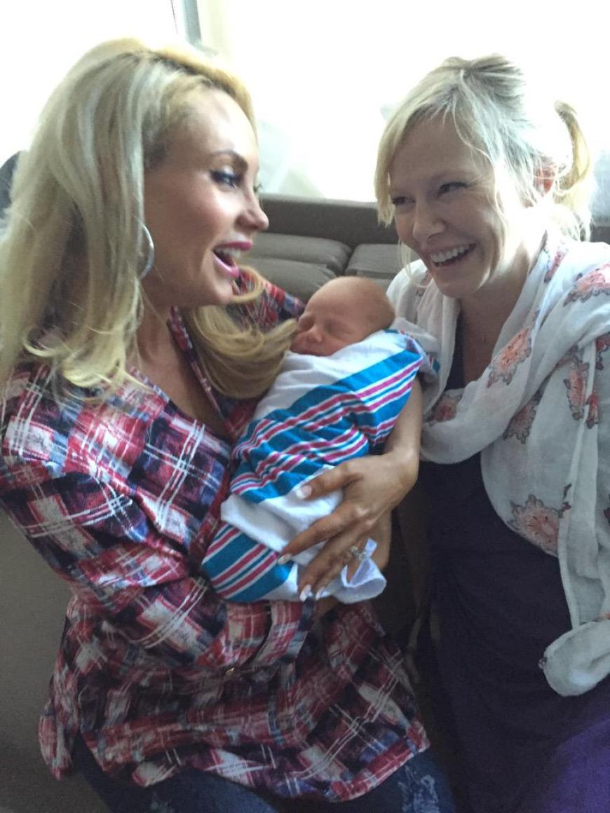 Kelli Giddish (r.) ist Mutter geworden und Kollege Ice-T und Seine Frau Coco (l.) gehörten zu den ersten Gratulanten.