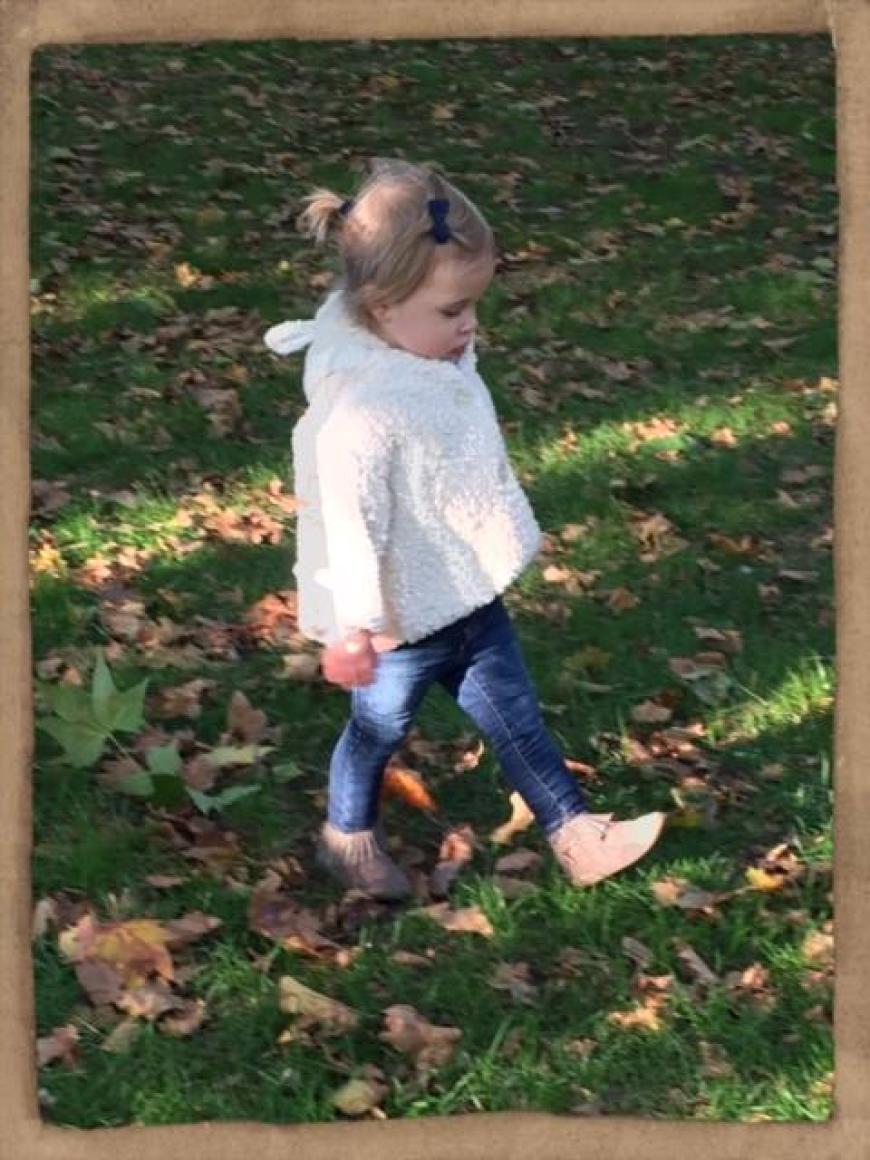 Im kuscheligen Teddy-Pullover schlendert Leonore durch den Park.