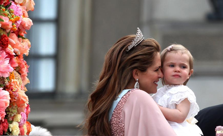 Mama-Tochter-Liebe bei der Hochzeit von Prinz Carl Philip.