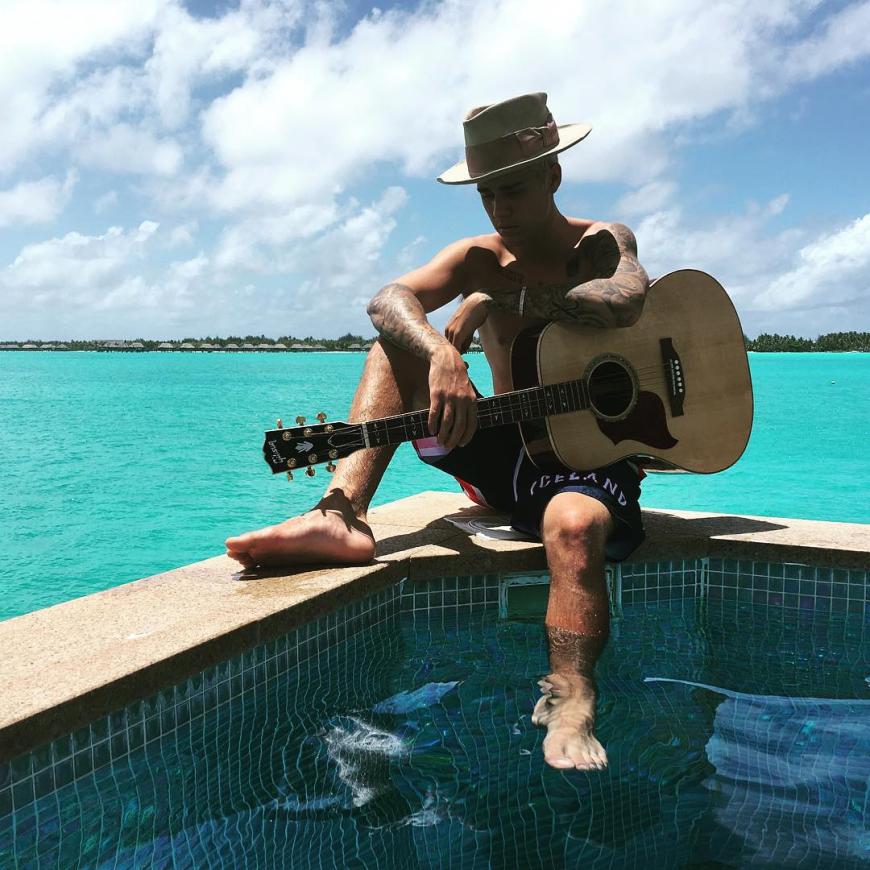 So viel hatte Justin Bieber auf Bora Bora nicht immer an!