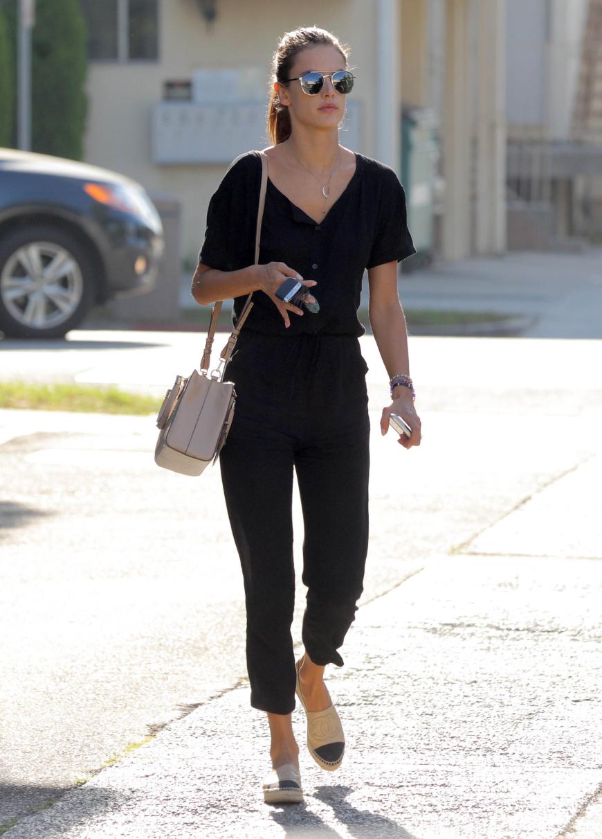 Dass ein Black-all-over-Look niemals langweilig ist, beweist uns Alessandra Ambrosio mit ihrem Street Style. Wir lieben ihre Chanel-Espadrilles!