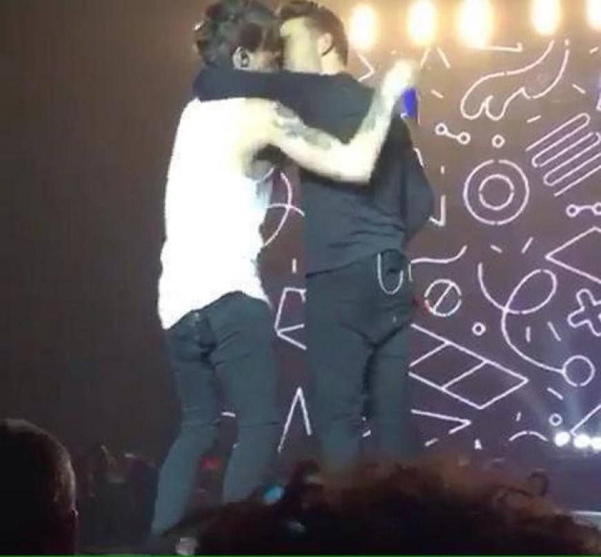Ob gewollt oder nicht - dieser Moment auf der Bühne zeigt den kurzen Kuss zwischen Louis Tomlinson und Liam Payne.
