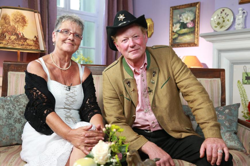 Ziemlich verrucht wurde es bei Gregor und Beate. Der hessische Cowboy ging bereits mit der Rentnerin heftigst auf Tuchfühlung und vergraulte so Mitbewerberin Heidemarie, der eiligst das Weite suchte. Der 60-Jährigen schien das forsche Vorgehen des Bauers jedoch zu gefallen und flirtete wie ein verliebter Teenager. Man darf gespannt sein, was uns bei diesen beiden noch erwartet.