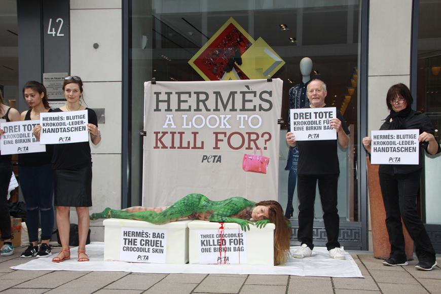 Hier protestiert sie nur mit Bodypainting vor dem Hermès-Geschäft in der Hamburger Luxus-Straße Neuer Wall.