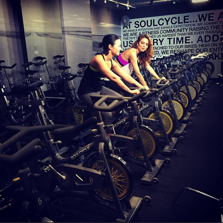 Zu zweit ist sporteln doch immer noch am schönsten. Das findet offenbar auch Demi Lovato, die sich mit einer Freundin auf dem Fahrrad im Fitnessstudio austobt.
