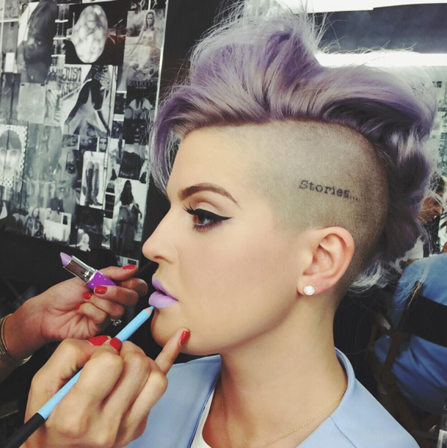 Rockröhre Kelly Osbourne mit frechem Iro. Mit Pastell-lila liegt sie damit voll im Trend.