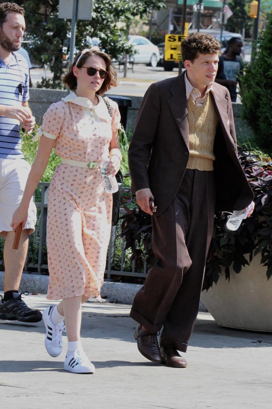 Kristen Stewart und Jesse Eisenberg stehen in New York für den neuen Film von Regisseur Woody Allen vor der Kamera. Der Titel des Films ist noch streng geheim ...