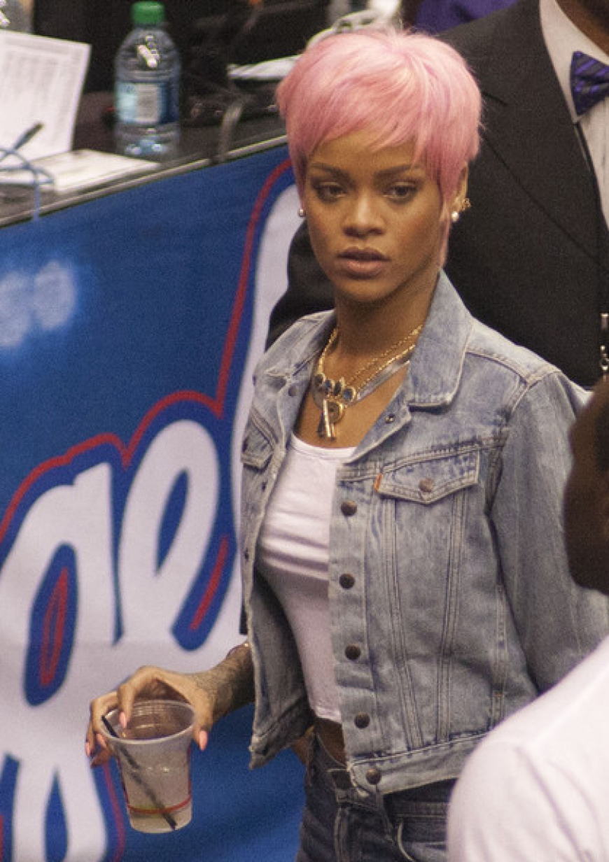 Pretty in Pink: Rihanna mit pinker Kurzhaarfrisur.