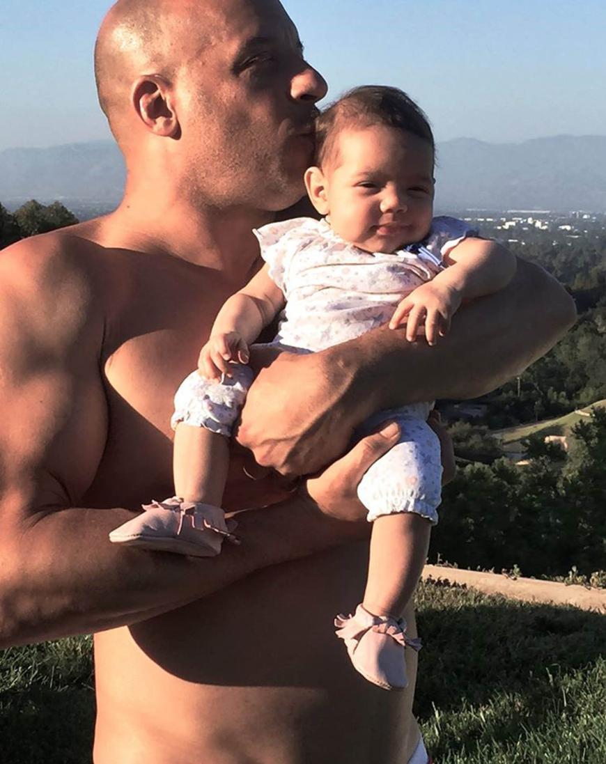 Knutsch! Kein Wunder, dass Papa Vin Diesel sein Töchterchen Pauline abknutschen muss, die Kleine ist einfach zuckersüß!