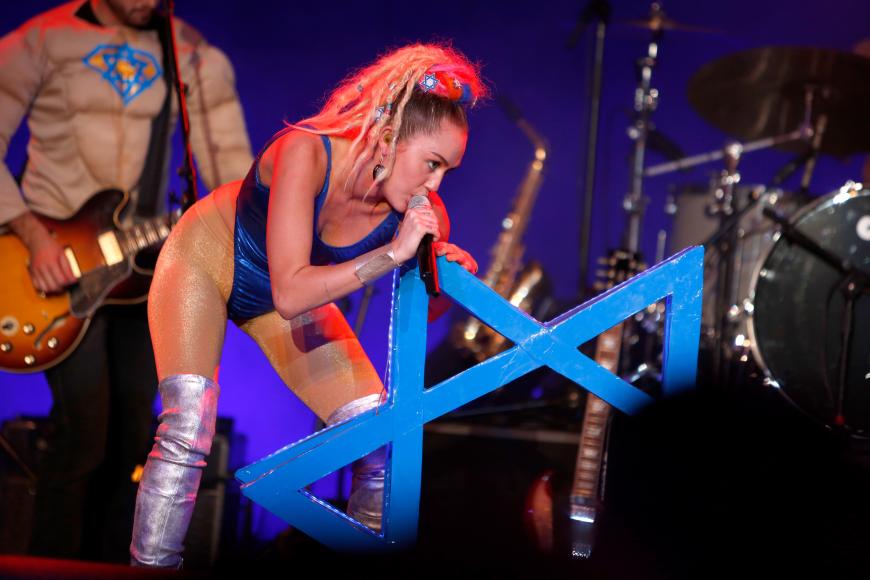 Zu Mileys Bühnenshow gehörte auch dieser übergroße Davidstern.