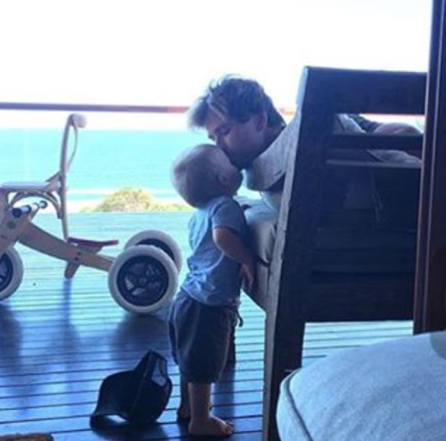 Bussi für den besten Papa der Welt! Hollywood-Beau Chris Hemsworth genießt mit Frau Elsa Pataky und den Kids Familienzeit.