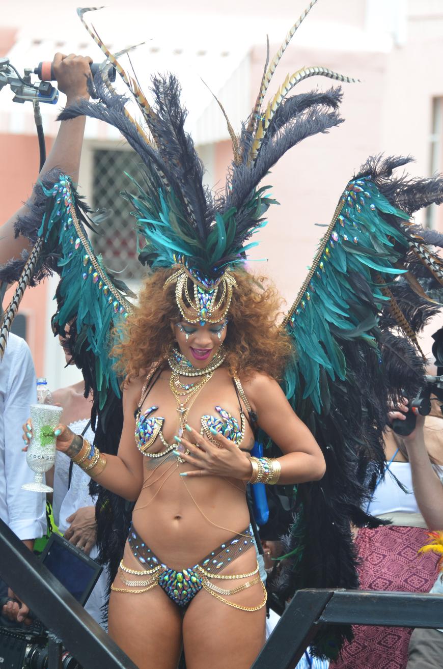 Dass Rihanna gerne mal einen über den Durst trinkt, ist kein Geheimnis. Hier feiert die Sängerin auf Barbados.