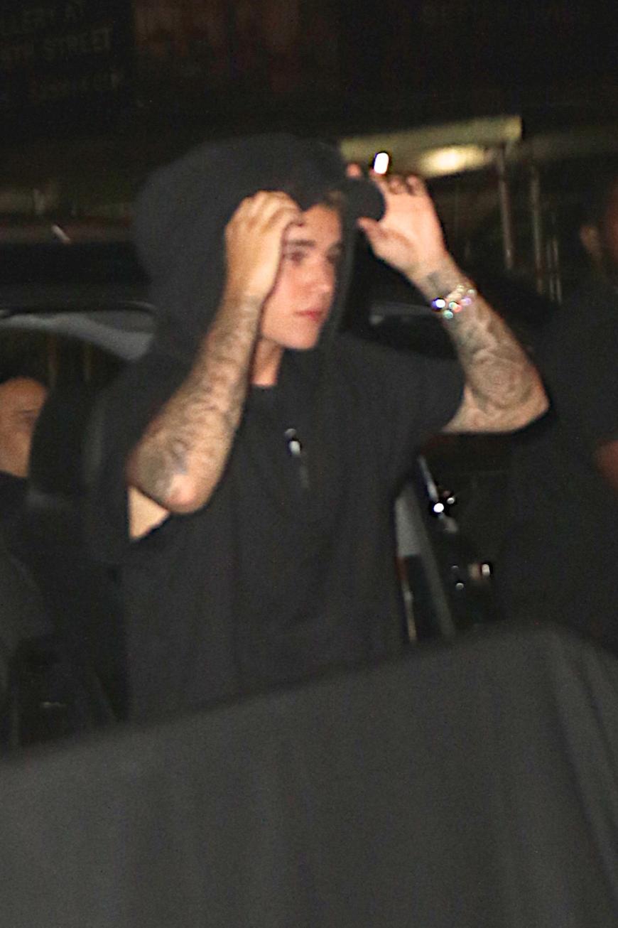 Ein nicht mehr ganz nüchterner Justin Bieber verlässt einen Nachtclub in LA.