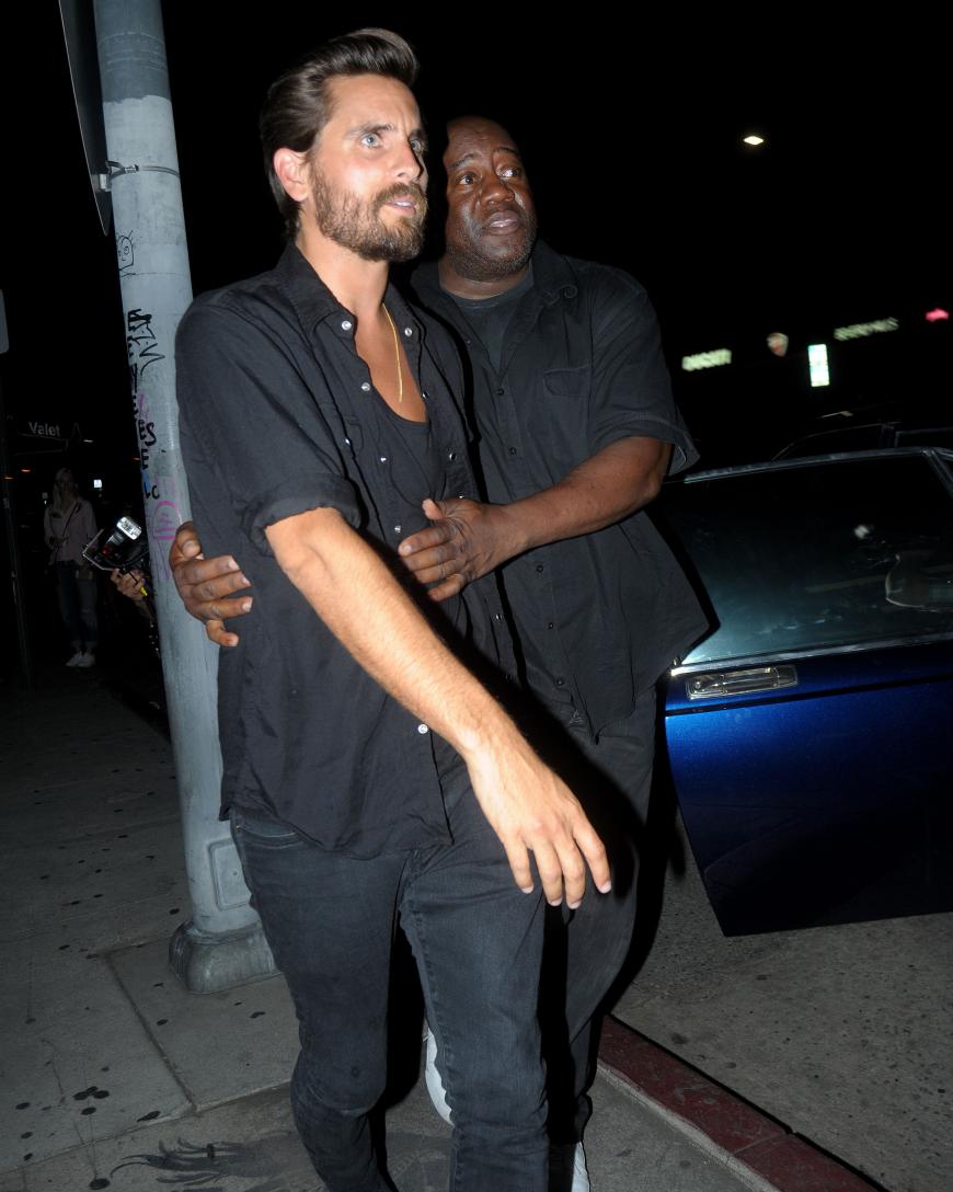 Scott Disick ist wohl der ungekrönte Star der Partys. Hier muss er sogar von seinem Bodyguard gestützt werden, um heil ins Taxi zu kommen.