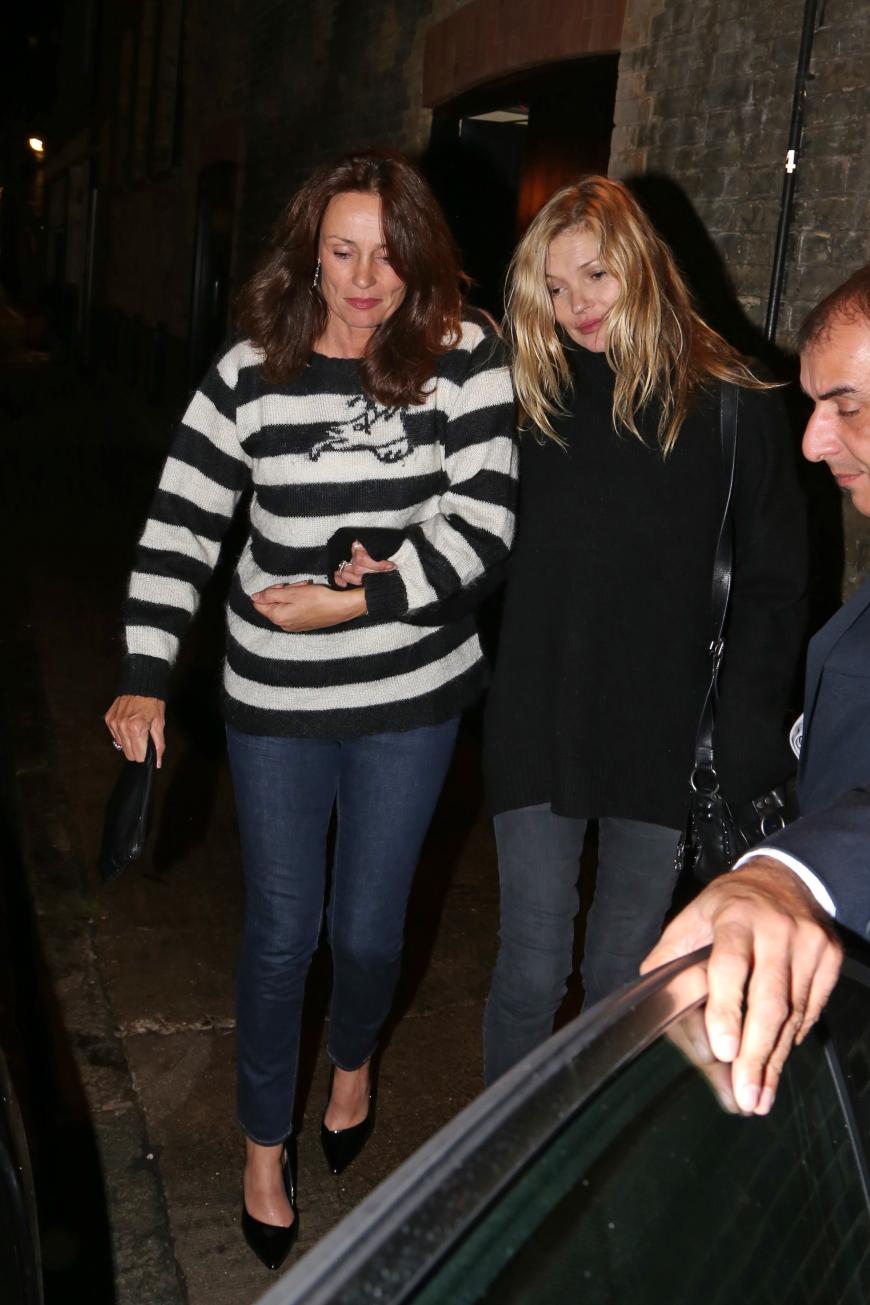 Nicht mehr ganz nüchtern verlässt Kate Moss einen Pub mit einer Freundin.