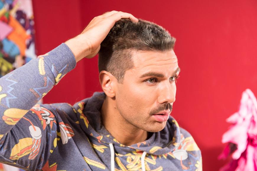 Zwischendurch: IN darf ihn zum Friseur begleiten. Begeistert sieht aber anders aus.