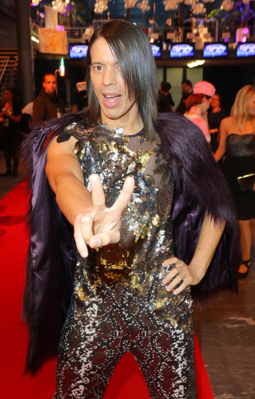 Peace! Jorge Gonzalez kam in Gold und Fell-Cape.