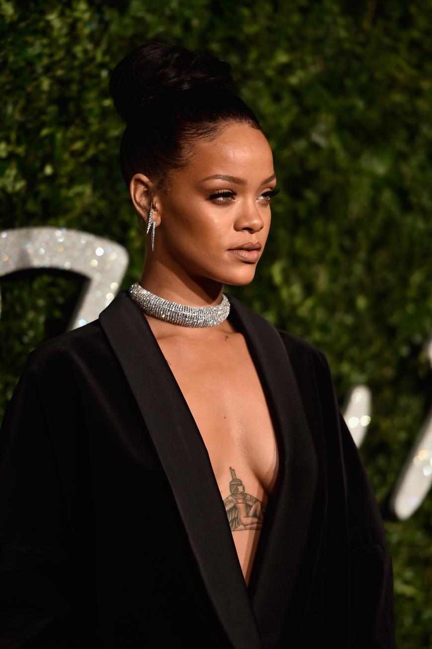 Rihanna trägt auch nix drunter.