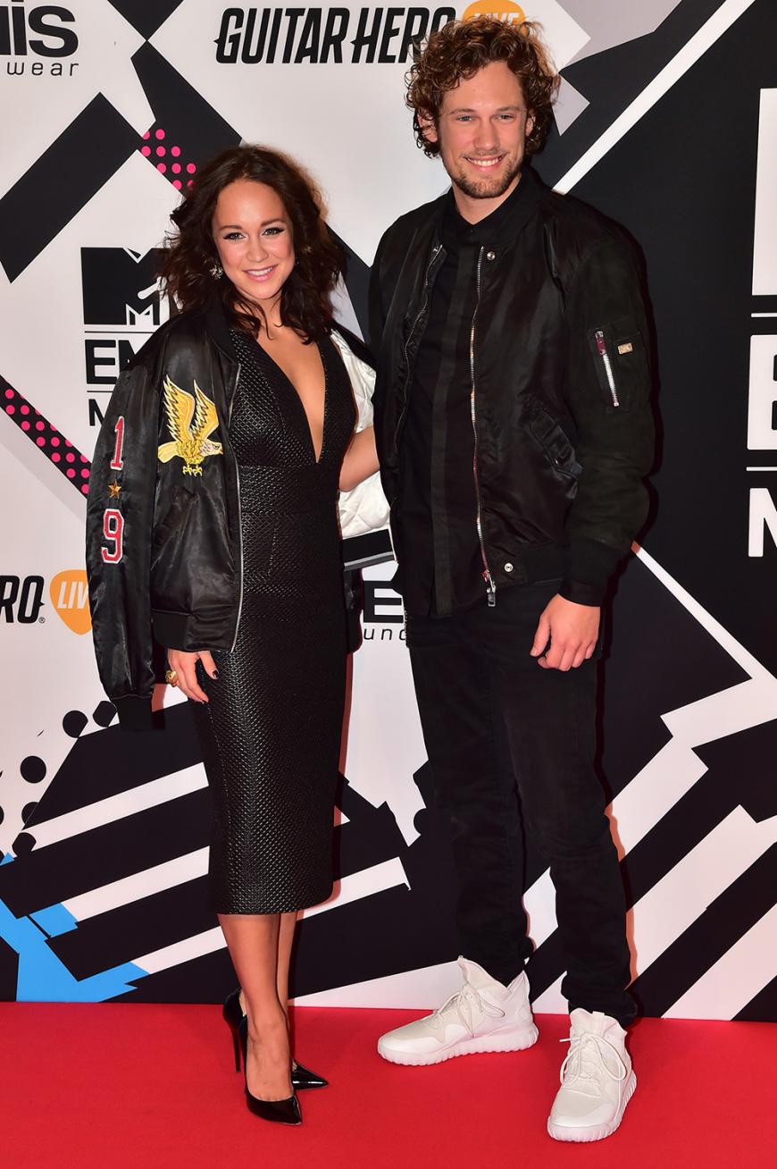 Beim Moderieren auf dem Kids-Sender Nickelodeon trägt Anouk Maas (hier mit Kollege Bart Boonstra) sonst vermutlich etwas züchtigere Outfits.
