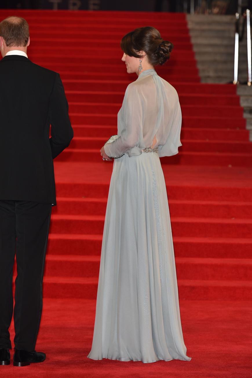Die hellblaue Robe von Jenny Packham war hinten transparent - und offenbarte, dass Kate keinen BH trug.
