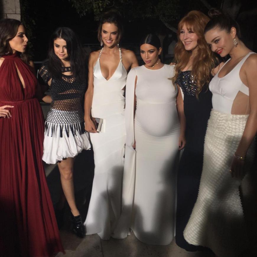 Der Reality-Star beweist Humor und schreibt zu diesem Bild, wie 'extra' dünn sie sich inmitten der Models fühlt.