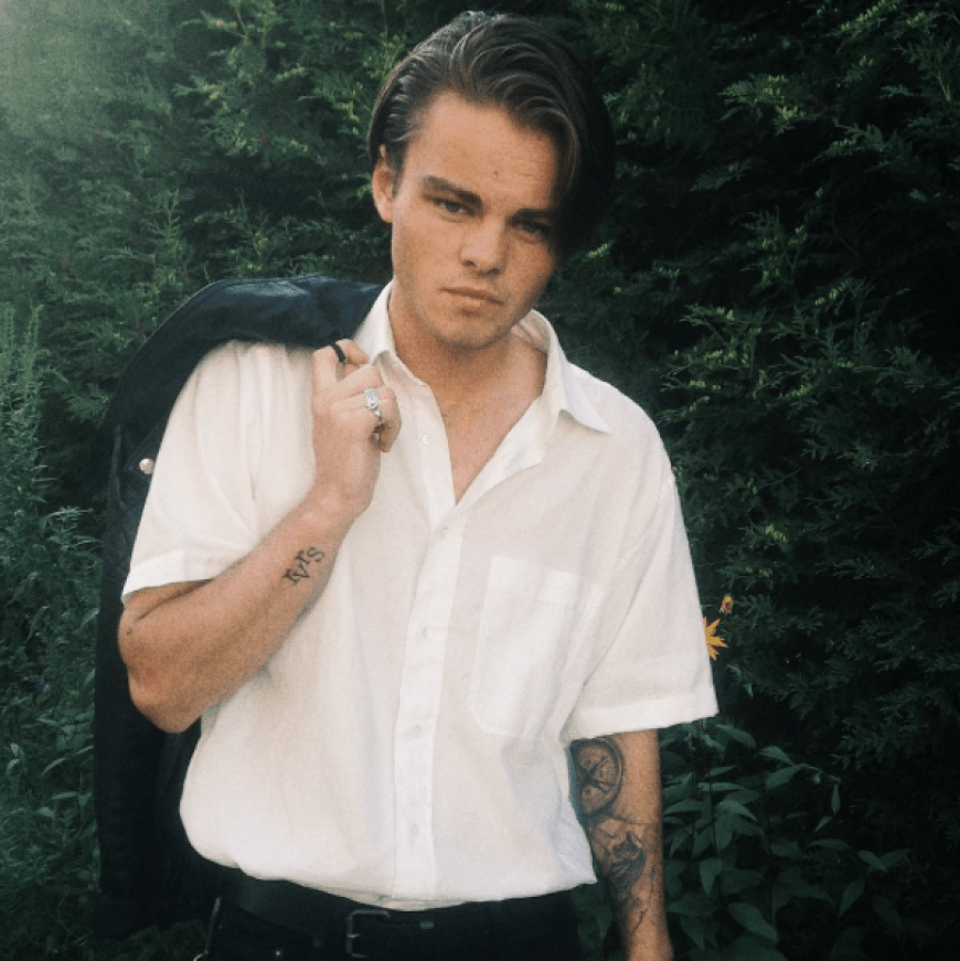 Lässige Haarwelle, verträumte Augen: Konrad Annerud sieht aus wie der junge Leonardo DiCaprio.