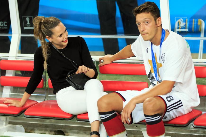 Bis Oktober 2014 war Mandy mit Fußballer Mesut Özil liiert.