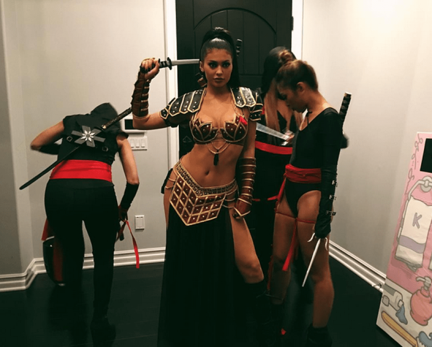 Kylie Jenner verzichtet auch an Halloween auf überflüssige Kleidung und präsentiert sich als sexy Kriegerin.