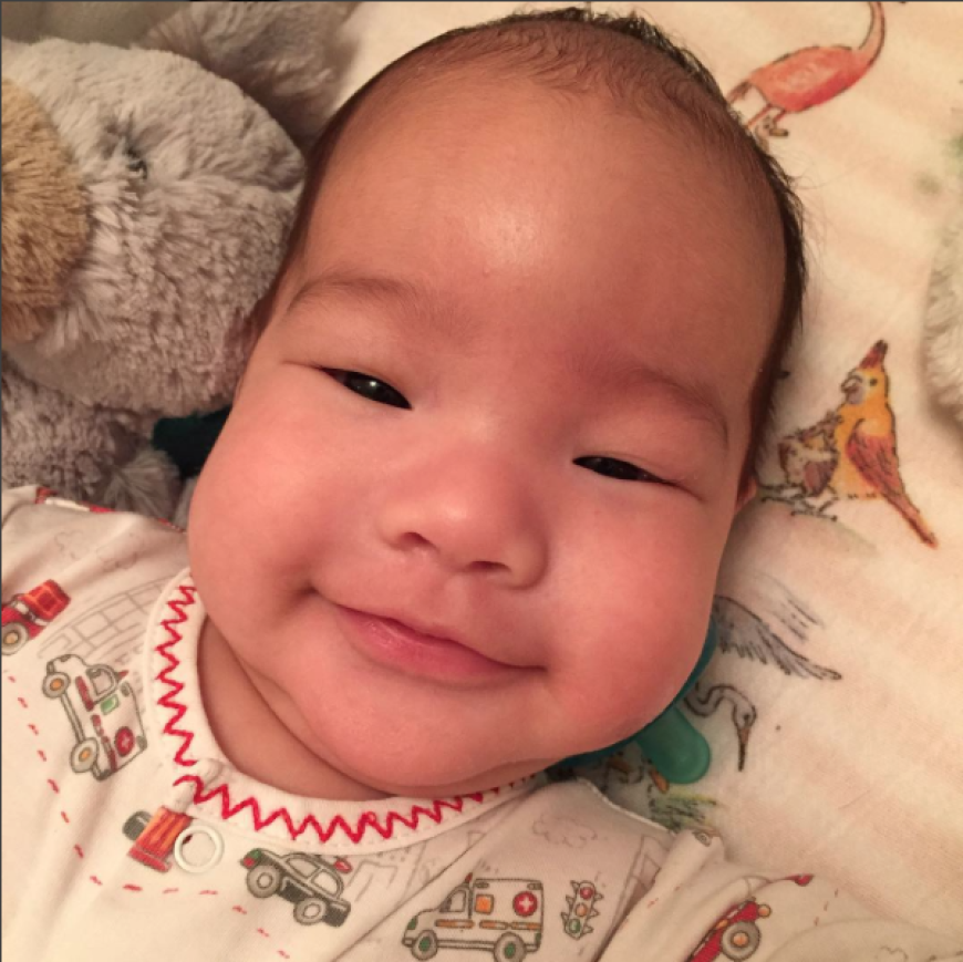 Hallo Baby! Dieser niedlich dreinblickende Spross gehört zu Lucy Liu, die vor wenigen Monaten durch eine Leihmutter Mama geworden ist.